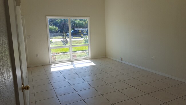 Building Photo - ONE BEDROOM LOFT