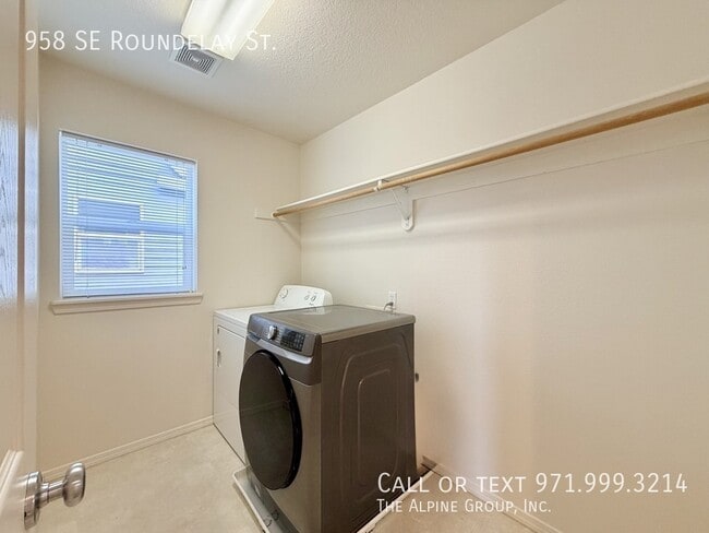 Building Photo - 958 SE Roundelay St