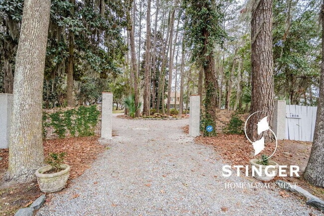 Building Photo - 1808 Lenora Dr