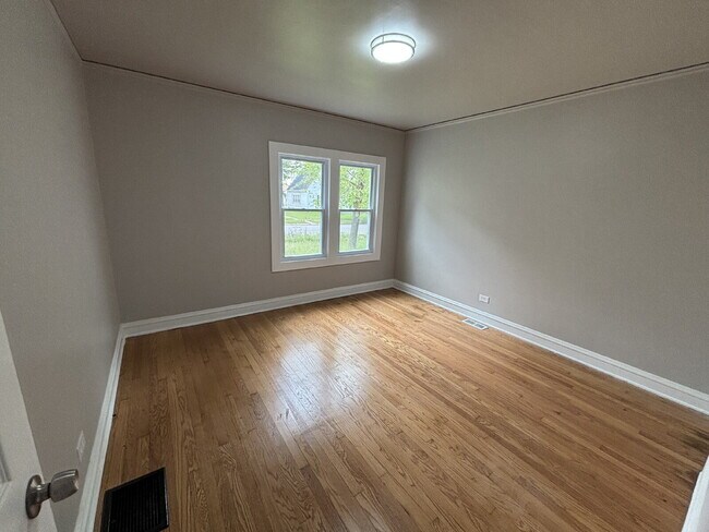 Building Photo - Cozy 4-bed home in Gary's Historic neighbo...