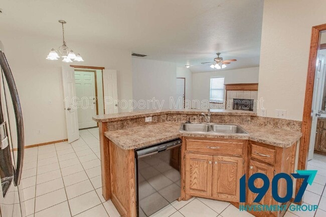 Building Photo - 923 SW 37th St