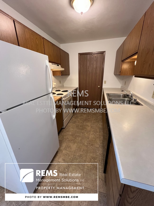 Building Photo - 564 E Slifer St