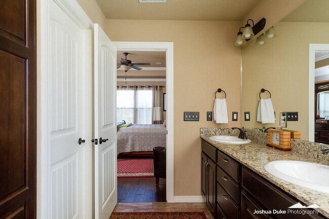 Building Photo - Georgeous 3 bedroom 2 bath home with SOLAR  and a view!