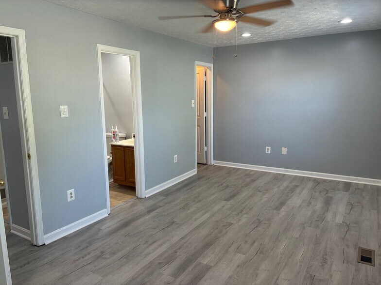 Building Photo - 659 Realm Ct W