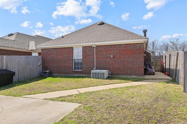 Building Photo - 1225 Westfield Ln