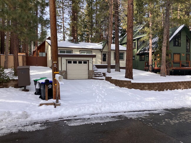 Building Photo - 3 bedroom cabin with garage