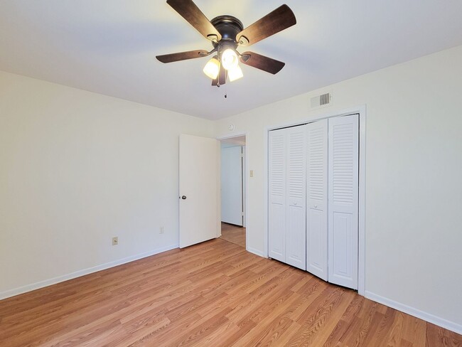 Building Photo - Two Bedroom Condo Near Med Center!