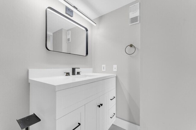 Building Photo - 7192 Huntington Ln