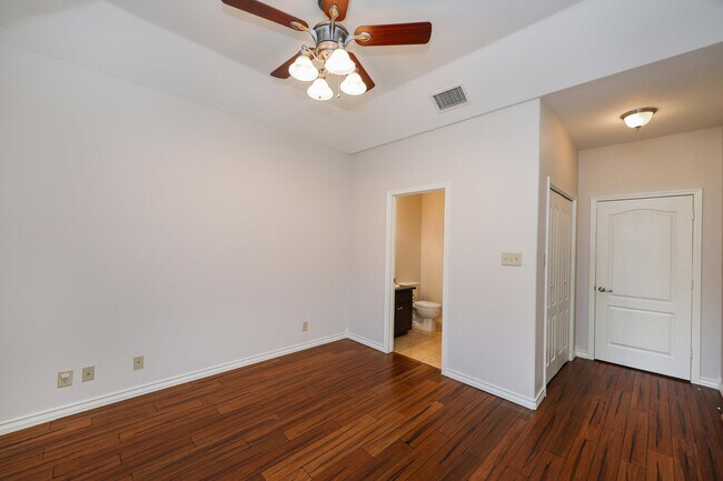 Building Photo - 707 St James Dr