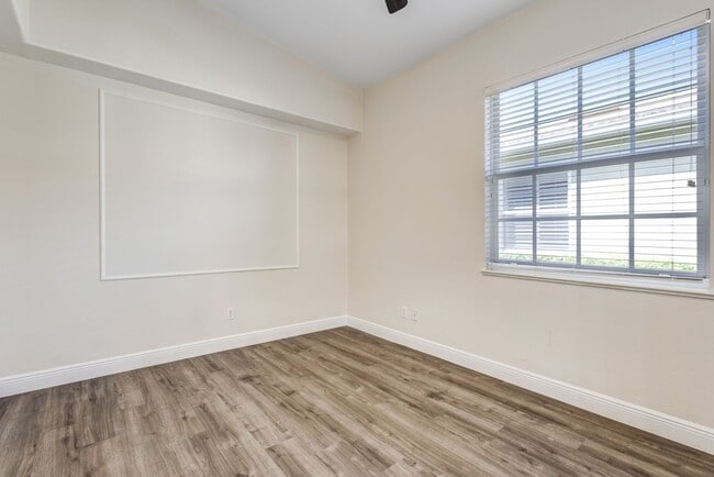 Building Photo - ** TUSCANY COVE ** 2 BED + DEN / 2 BATH / ...