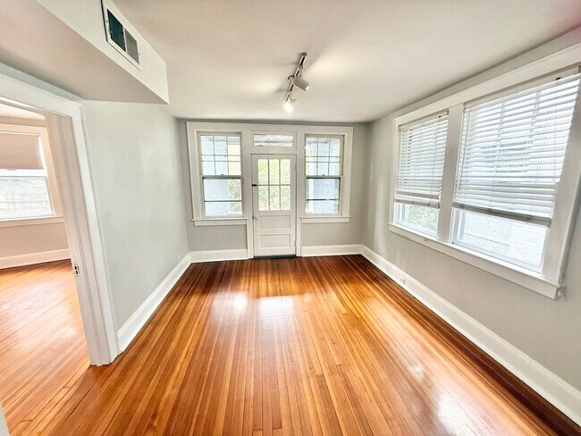 Building Photo - **BEST DEAL**Ghent -2 Bedroom condo 2nd Fl...