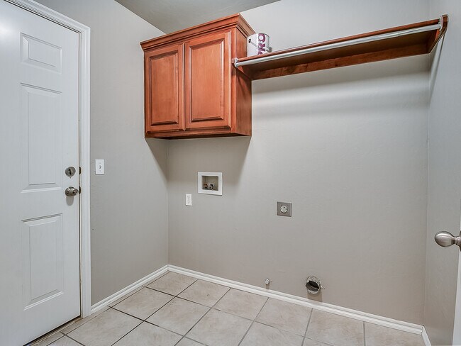 Building Photo - Beautiful 4 + Bedroom Home in Settlers Cro...