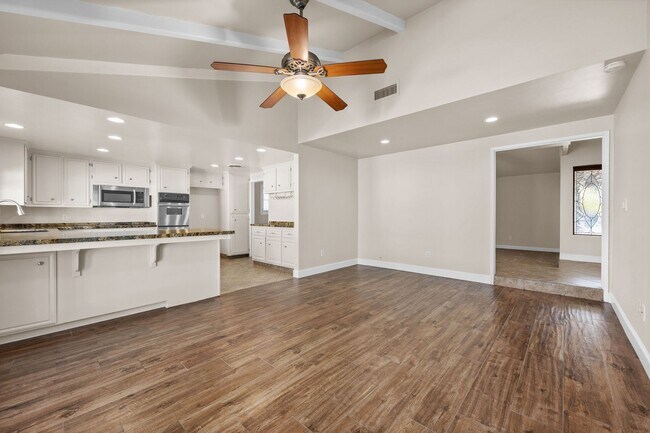 Building Photo - 605 N El Rio Dr