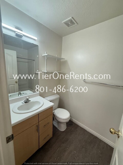 Building Photo - ** Limited Time Offer ** $500 OFF your first month's RENT!