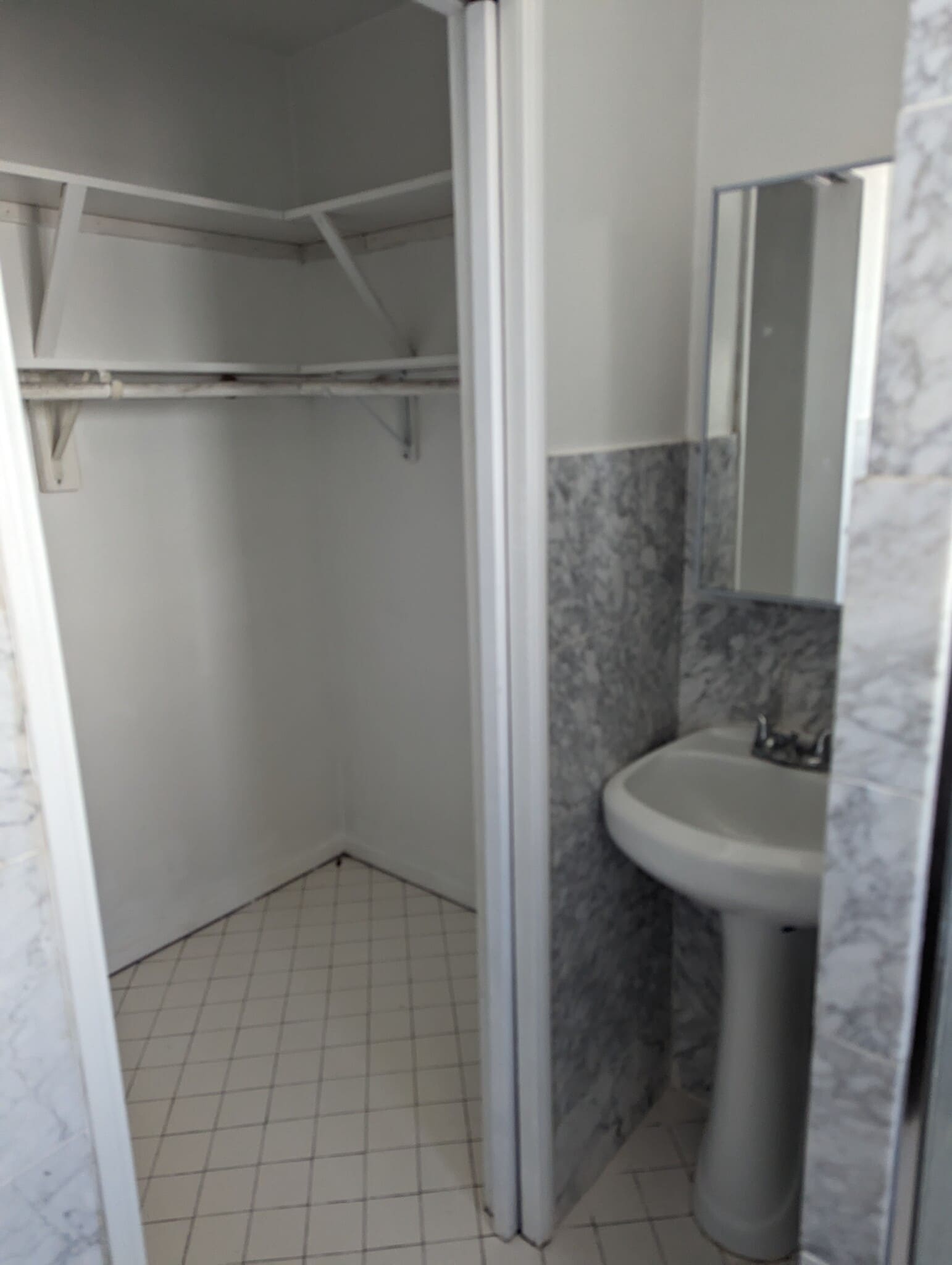 Building Photo - 642 W 103rd St