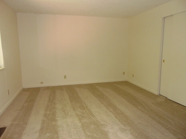 Building Photo - Great 4BR 2.5BA Split Entry Home in Quiet Forest Park Neighborhood