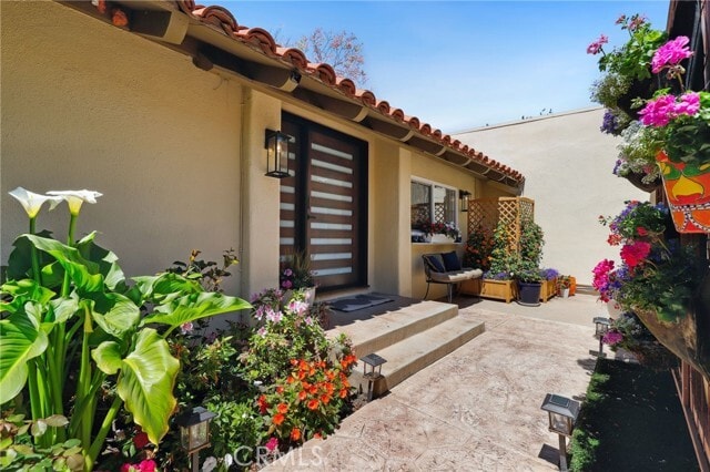 Building Photo - 2425 Vista Hogar