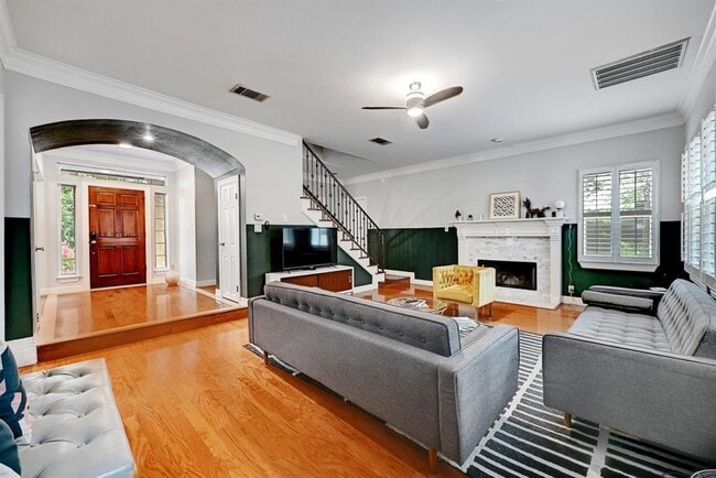 Building Photo - 1111 E Riverside Dr