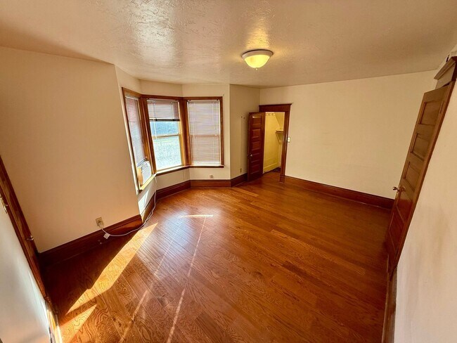 Building Photo - Victorian Charmer – 3 Bed, 1.75 Bath – Utilities Included!