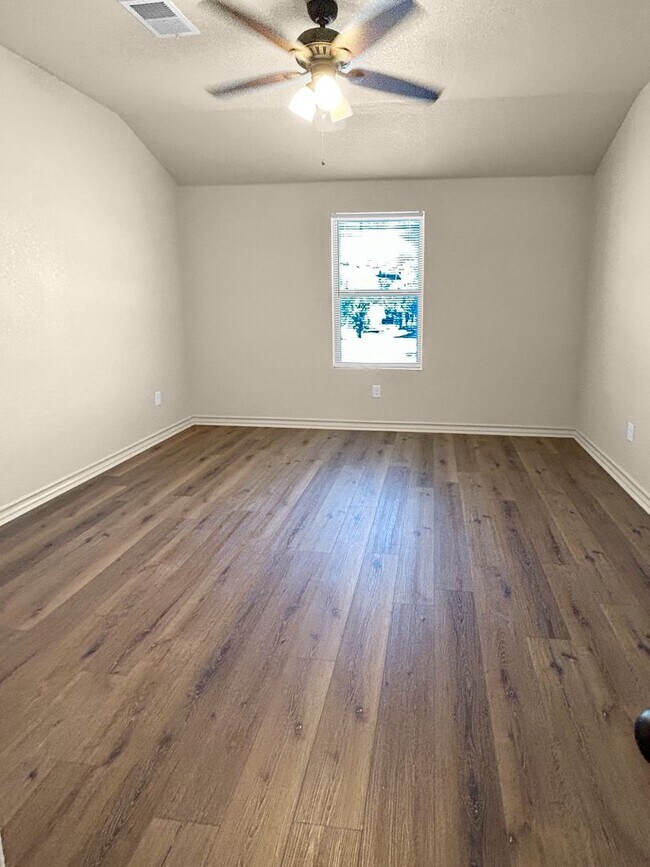 Building Photo - Low-Maintenance 3-Bedroom Townhome with Modern Layout + Easy Commute Access