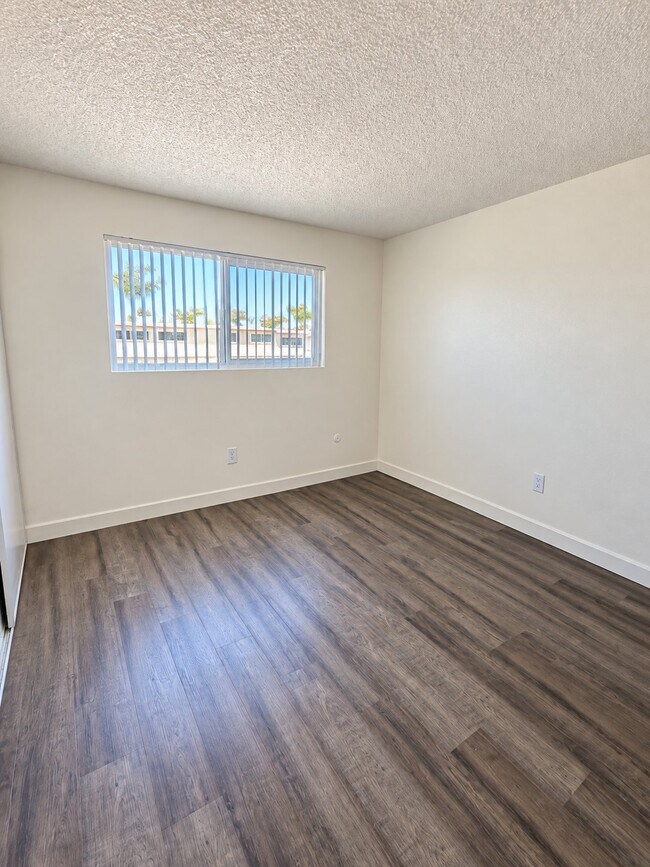 Building Photo - 633 S Johnson Ave