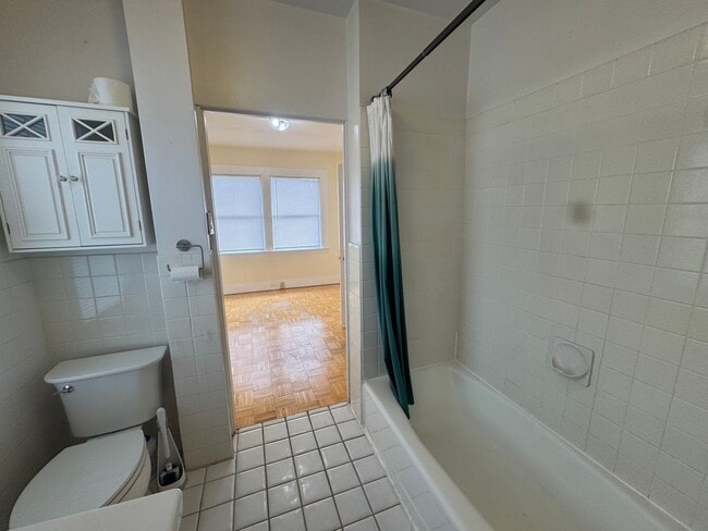 Building Photo - 5913 Vallejo St