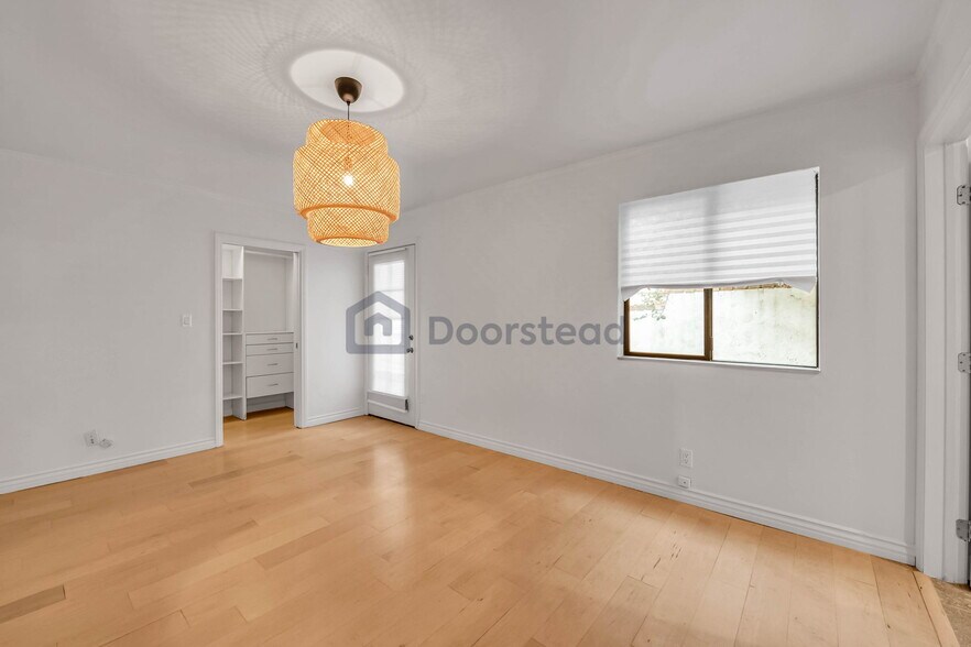Building Photo - 5368 Calatrana Dr