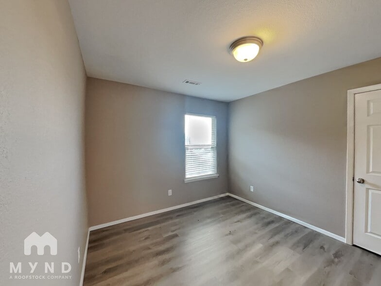 Building Photo - 1101 Sundowner Ranch Ave