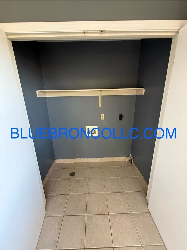 Building Photo - Cute 2 bedroom 1 bathroom home with 1 car ...