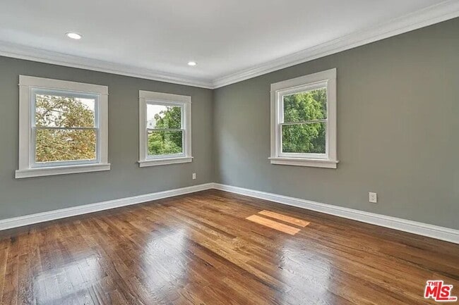 Building Photo - 515 S Van Ness Ave