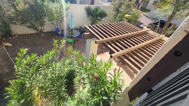 Building Photo - Pointe South Mountain 2-bedroom condo, gat...