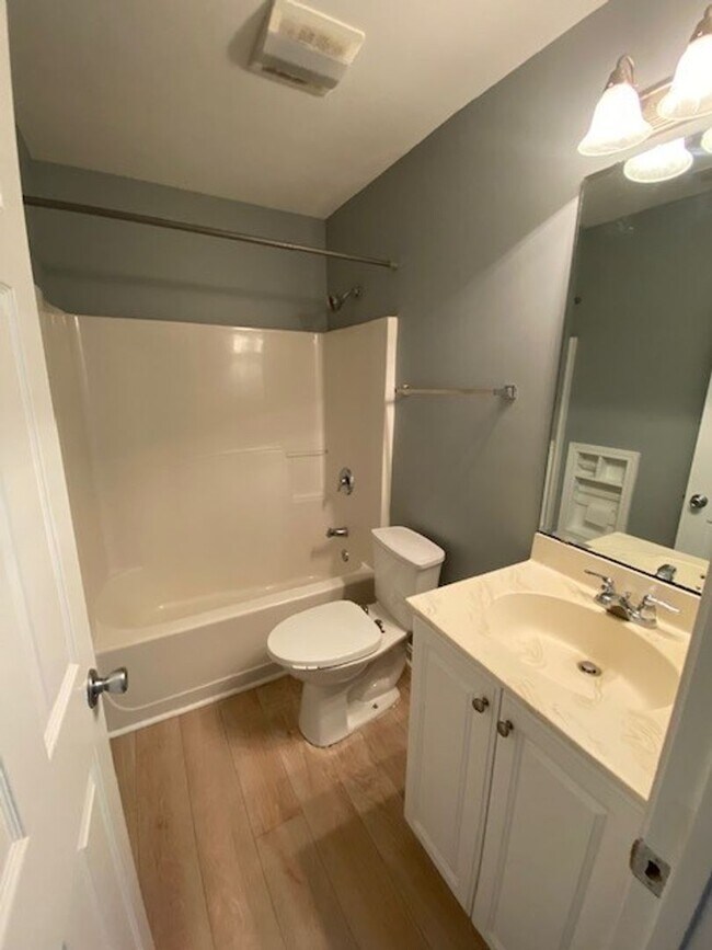 Building Photo - Welcome to this stunning 3-bedroom, 2-bathroom home located in Courntey Pines