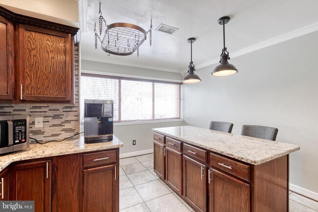 Building Photo - 8008 Valley Manor Rd