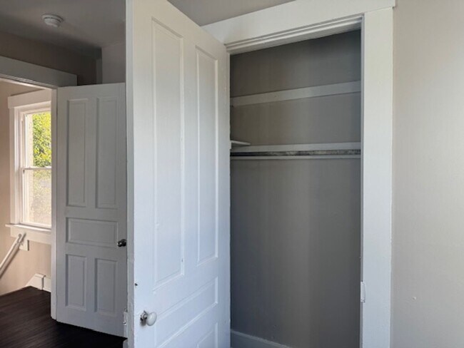 Building Photo - 2 Bedroom 1 1/2 Bath Beautifully Renovated Home in Historic Huffman Area