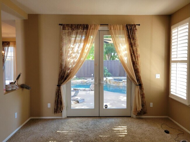 Building Photo - 1594 Dawnview Dr