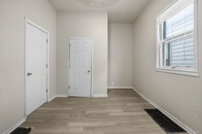 Building Photo - Accepting Section 8! 4 Bed 2 Bath!