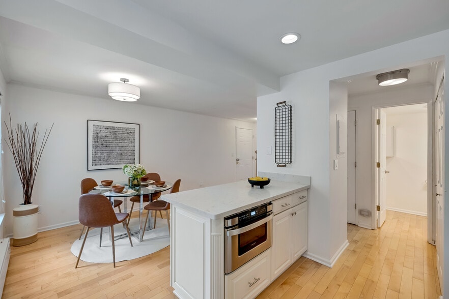 Kitchen/Dining - 202 W Olympic Pl