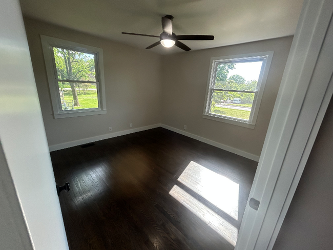 Building Photo - 516 Lemont Dr