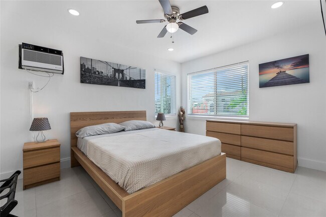 Building Photo - 343 Van Buren St