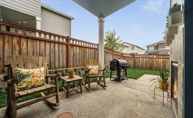 Building Photo - Teheleh Welcomes You Home to This 5 Bed Be...