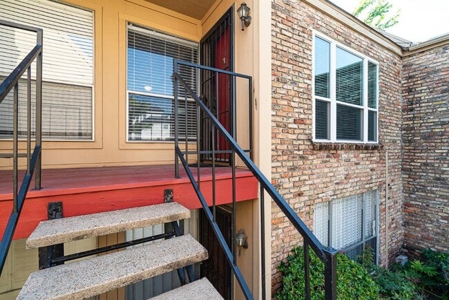 Building Photo - 3303 W Greenridge Dr