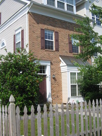 Building Photo - Odenton, 3 level twhs, end unit, Master su...