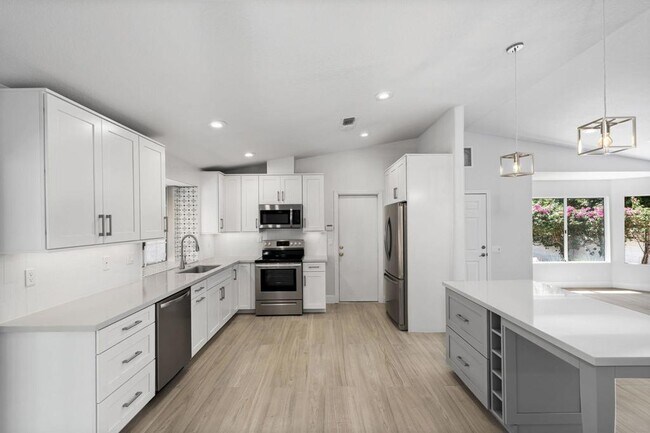 Building Photo - 54140 Avenida Mendoza