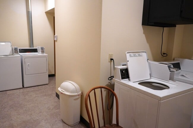 Building Photo - 1 Bedroom 1 Bath Apartment Available- All Utilities Included