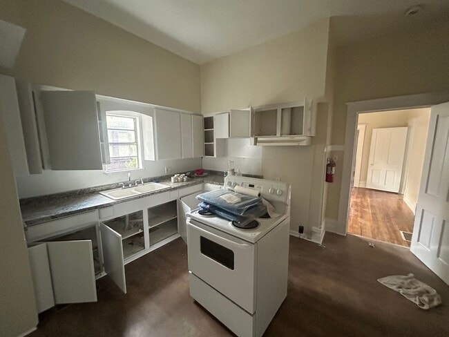 Building Photo - 5 bedroom 1.5 bath