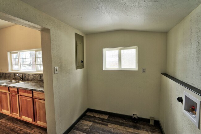 Building Photo - 2 Bedroom 1 Bath- House