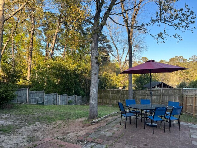 Building Photo - 2008 Robin Rd