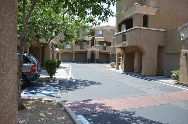 Building Photo - MOVE IN Special!!  Biltmore 2 bedroom!