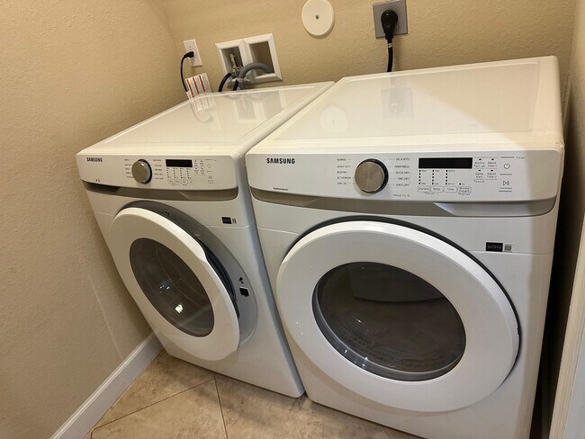 Building Photo - 10457 Wellington Parc Dr