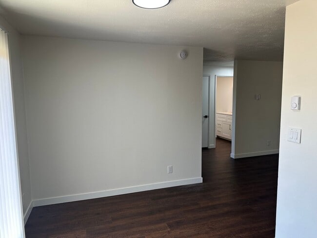 Building Photo - Beautifully updated 2 bedroom 1 bathroom d...